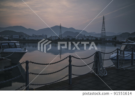 Morning in a small harbor 91551614