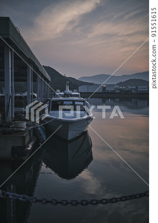 早上在一個小港口 91551615