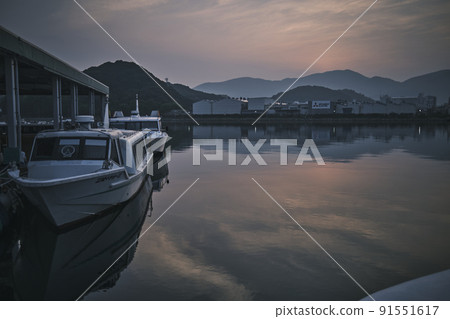 早上在一個小港口 91551617