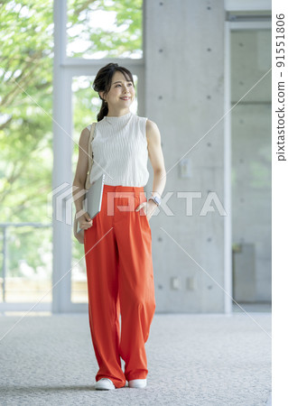 Business woman with a laptop 91551806