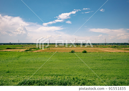 地區中央道路上的荒川大橋 河床和雨季後的積雨雲和高速公路的結束 2022.06 d-2 自然 91551835