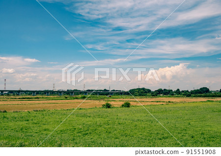 該地區中央道路上的荒川大橋 河床和雨季後的積雨雲和高速公路 2022.06 end e-2 Natural 該地區中央道路上的荒川大橋 河床和雨季後的積雨雲和高速公路 2022.06 end e-2 Natural 91551908
