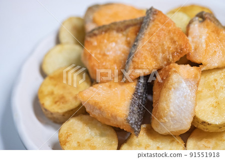 Homemade fish & chips 91551918