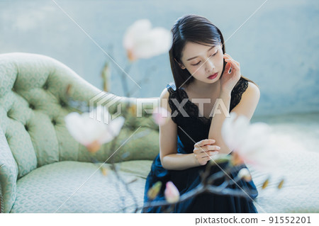 一個穿著黑色連衣裙的女人 一個穿著黑色連衣裙的女人 91552201
