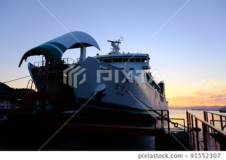 The sunset over Yawatahama Port is dyed orange The sunset over Yawatahama Port is dyed orange 91552307
