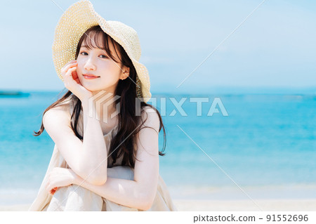 Woman against the backdrop of the sea and blue sky 91552696