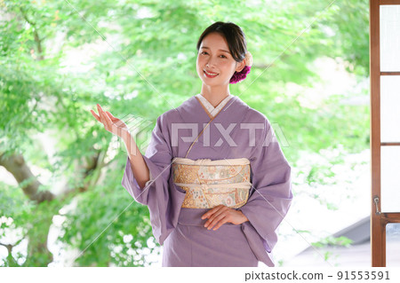 Young landlady greets you with a kimono 91553591