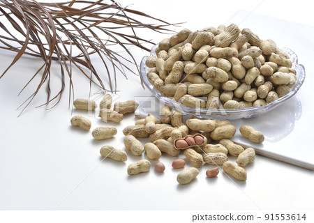 Pile of dry deli peanut snacks 91553614