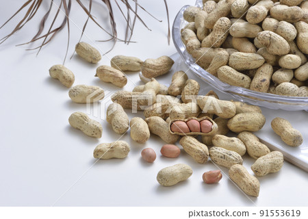 Pile of dry deli peanut snacks 91553619