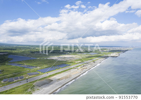 北海道苫小牧海岸的鳥瞰圖（太陽能電池板景觀） 91553770