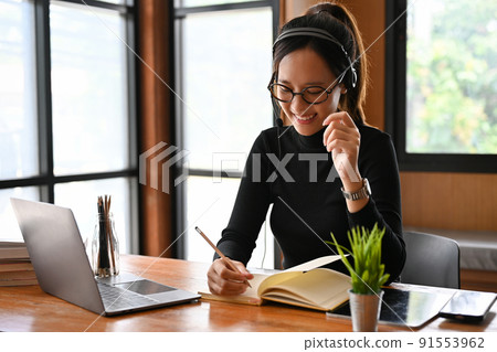 Female online freelance tutor or teacher teaching her student on online class 91553962