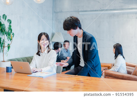 在她的老闆的指導下的年輕女商人 91554395