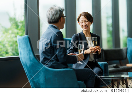 高級經理和秘書在休息室喝香檳 91554924