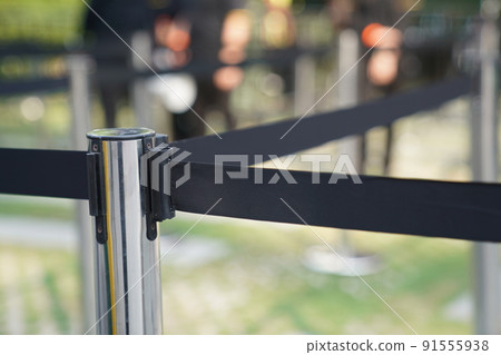 Focus barricade, stainless pole and black tape. 91555938