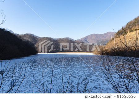 The lake is frozen solid in cold weather. 91556556