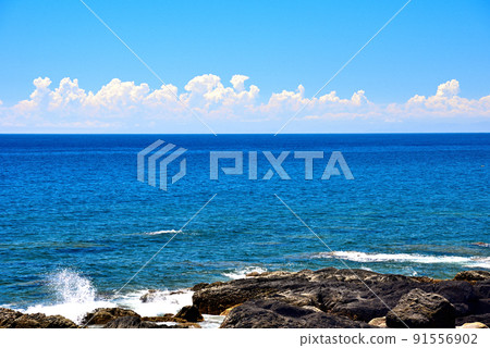 從室戶角看到的在地平線之外發展的積雨雲 從室戶角看到的在地平線之外發展的積雨雲 91556902