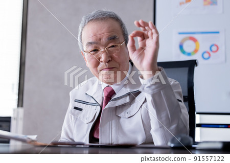 穿著工作服的中小企業總裁形象 91557122