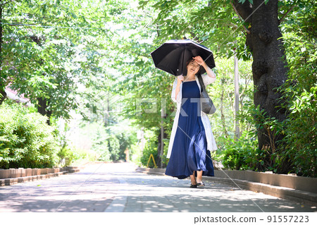 Woman with a parasol 91557223