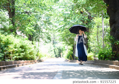 Woman with a parasol 91557225