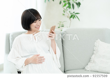 使用智能手機應用程序的孕婦 91557509