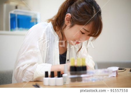一個正在釘釘的女人 91557558