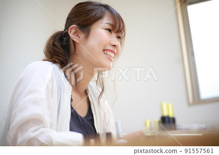 笑臉女美甲師 91557561