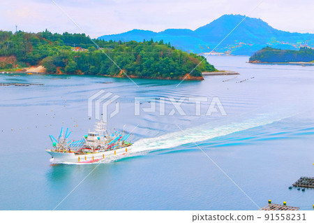 A fishing boat rushing to the fishing ground and the scenery of Kesennuma Bay 91558231
