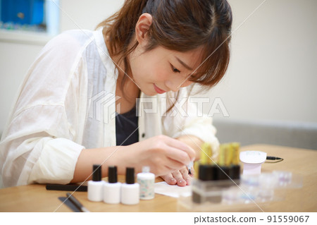 一個正在釘釘的女人 一個正在釘釘的女人 91559067