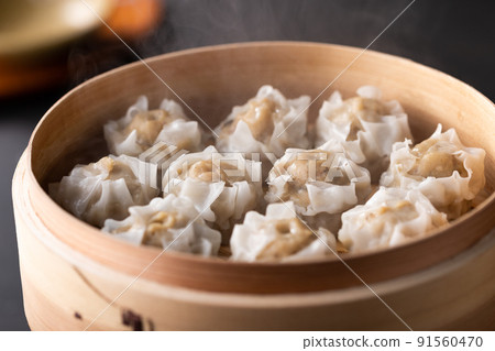 Shumai dumplings full of gravy 91560470