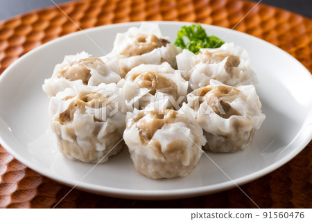 Shumai dumplings full of gravy 91560476