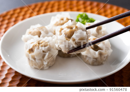 Shumai dumplings full of gravy Shumai dumplings full of gravy 91560478