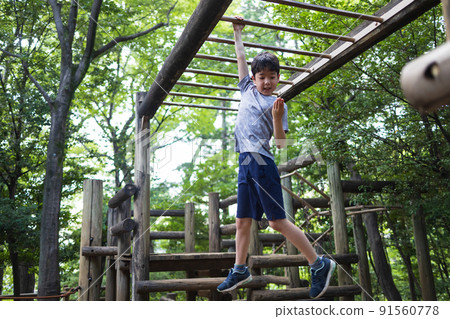 男孩在公園裡玩得很好 91560778