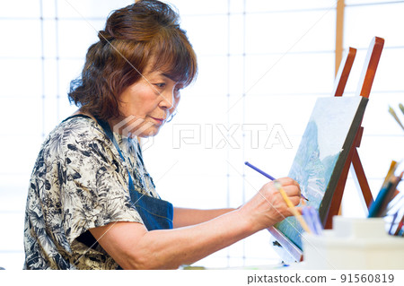 Senior woman drawing a picture Senior woman drawing a picture 91560819