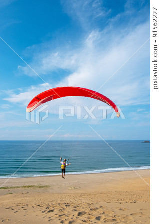 Young people enjoying paragliding (Tottori Sand Dunes) 91562227