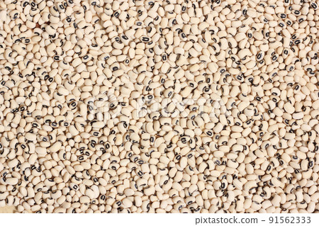 Pile of Black Eyed Peas on Table Close up 91562333