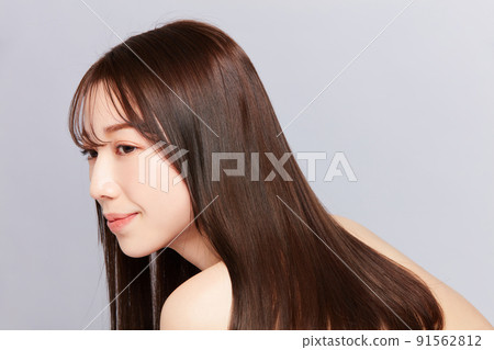 美麗的年輕日本女人與美麗的頭髮 91562812