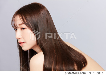 美麗的年輕日本女人與美麗的頭髮 91562814