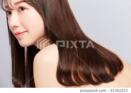 美麗的年輕日本女人與美麗的頭髮 美麗的年輕日本女人與美麗的頭髮 91562815