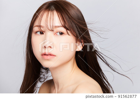 美麗的年輕日本女人，頭髮凌亂 91562877