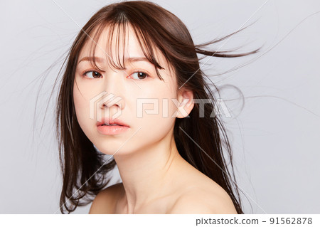 美麗的年輕日本女人，頭髮凌亂 91562878