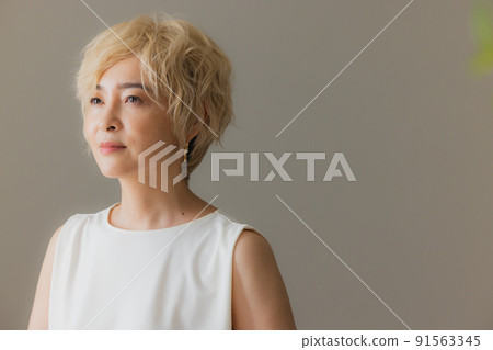 金發假髮的女人 金發假髮的女人 91563345