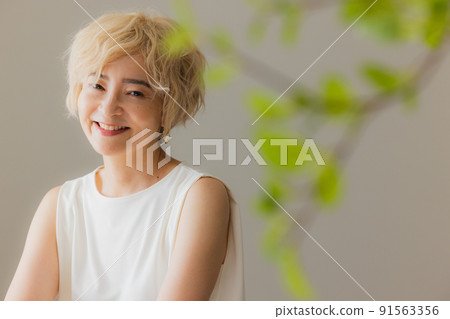 金發假髮的女人 91563356
