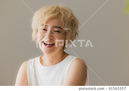 金發假髮的女人 91563357