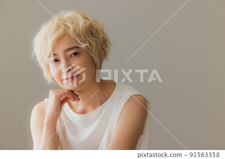 金發假髮的女人 91563358