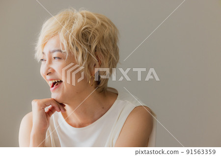 金發假髮的女人 91563359