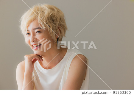 金發假髮的女人 91563360
