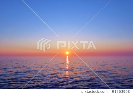 Dawn sun and seascape 91563908