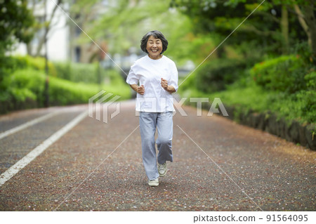 微笑著慢跑的高級女人 微笑著慢跑的高級女人 91564095