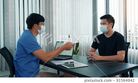 Doctors are explaining the treatment of a patient's illness while wearing a mask during the epidemic. Doctors are explaining the treatment of a patient's illness while wearing a mask during the epidemic. 91564842