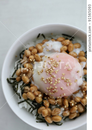 小粒納豆飯配上一顆煮熟的雞蛋 小粒納豆飯配上一顆煮熟的雞蛋 91565093